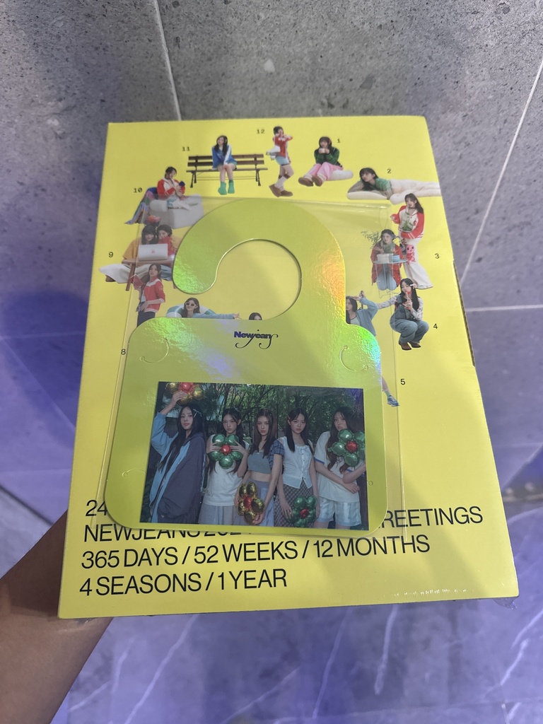 New Jeans Season Greetings 2024 con POB Weverse