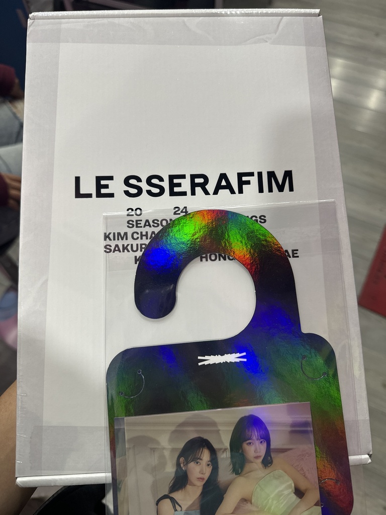 Le Sserafim Season Greetings 2024 con POB de Weverse