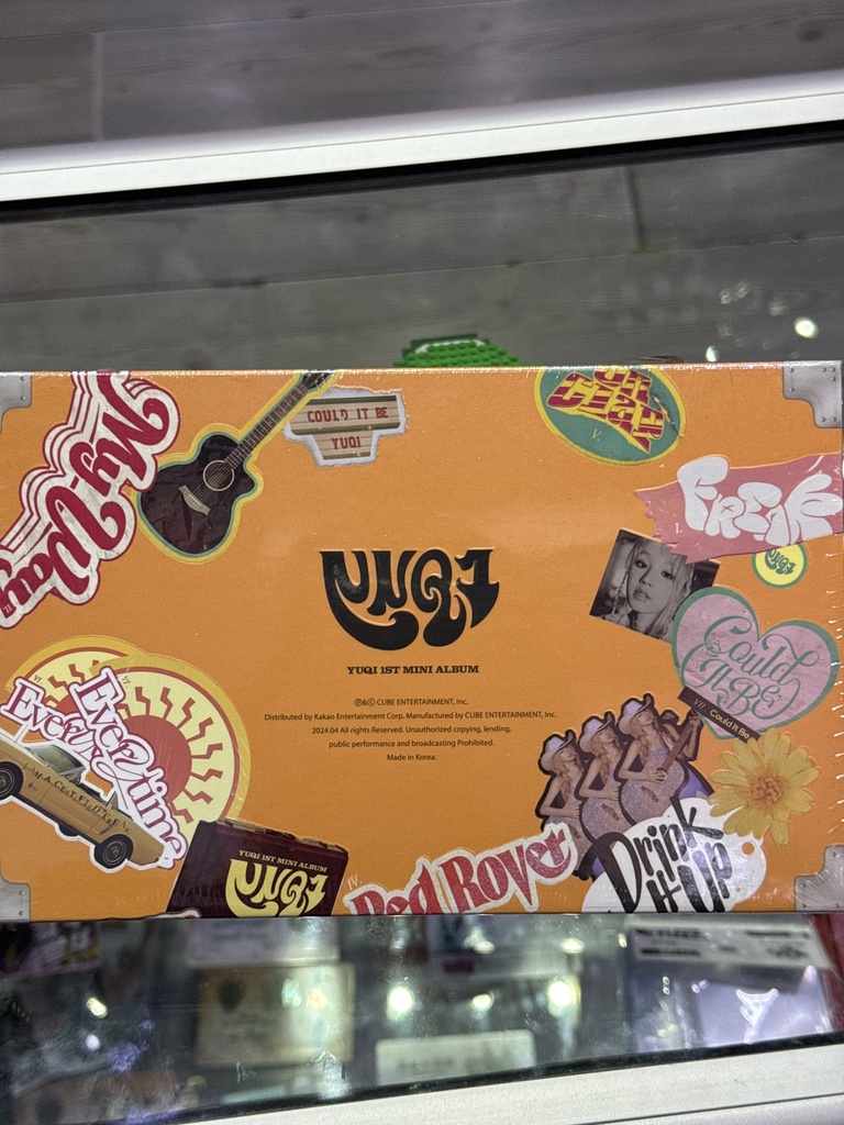 YUQI 1st Mini Album versión especial