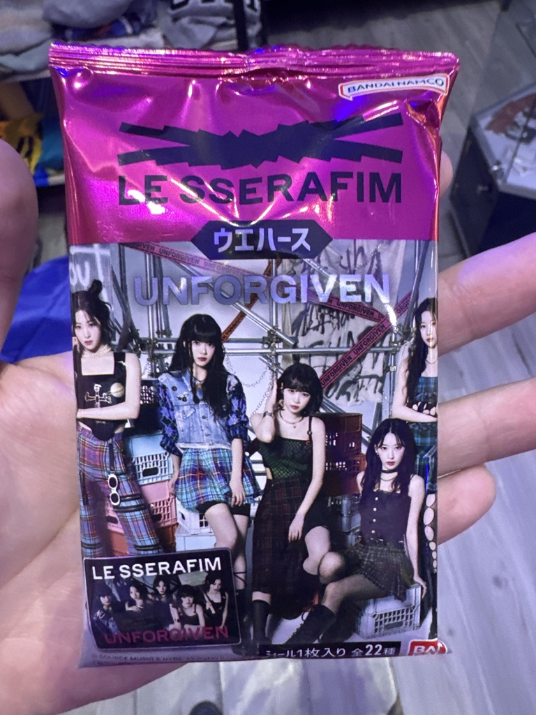 Le Sserafim Unforgiven Galleta japonesa Bandai con Photocard