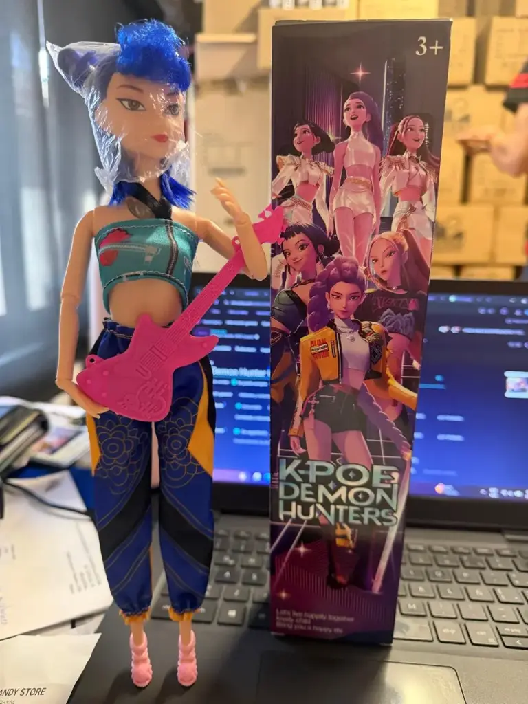 Demon Hunters Muñeca que canta