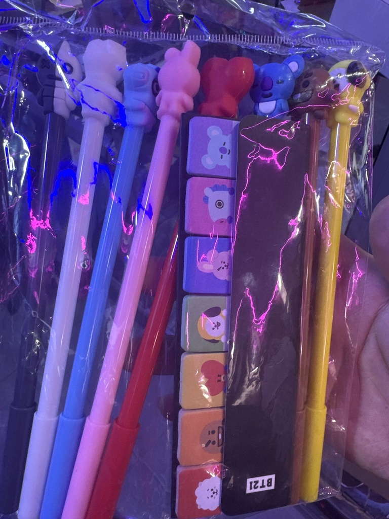 SET DE PLUMAS BT21 