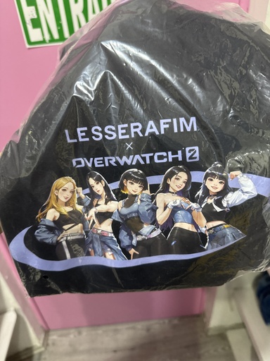 Playera Le Sserafim X Overwatch