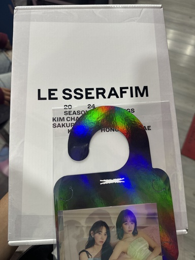 Le Sserafim Season Greetings 2024 con POB de Weverse