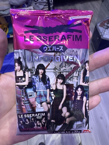 Le Sserafim Unforgiven Galleta japonesa Bandai con Photocard