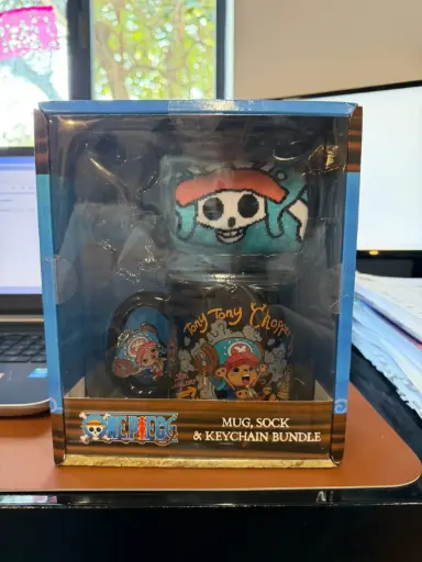 CultureFly One Piece Juego de regalo (incluye 1 par de calcetines y 1 taza)