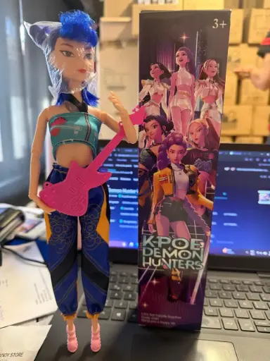 Demon Hunters Muñeca que canta