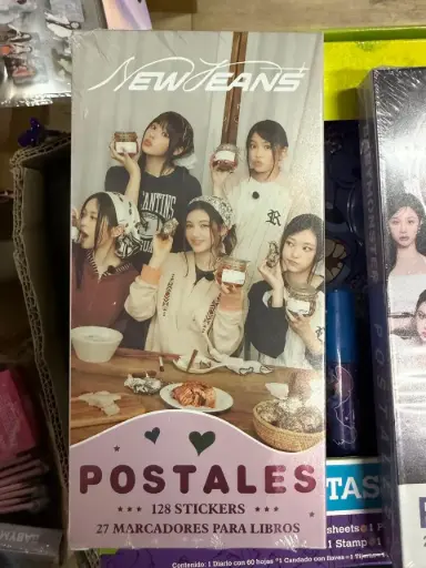 Caja PC New Jeans (27 PC 128 stickers)